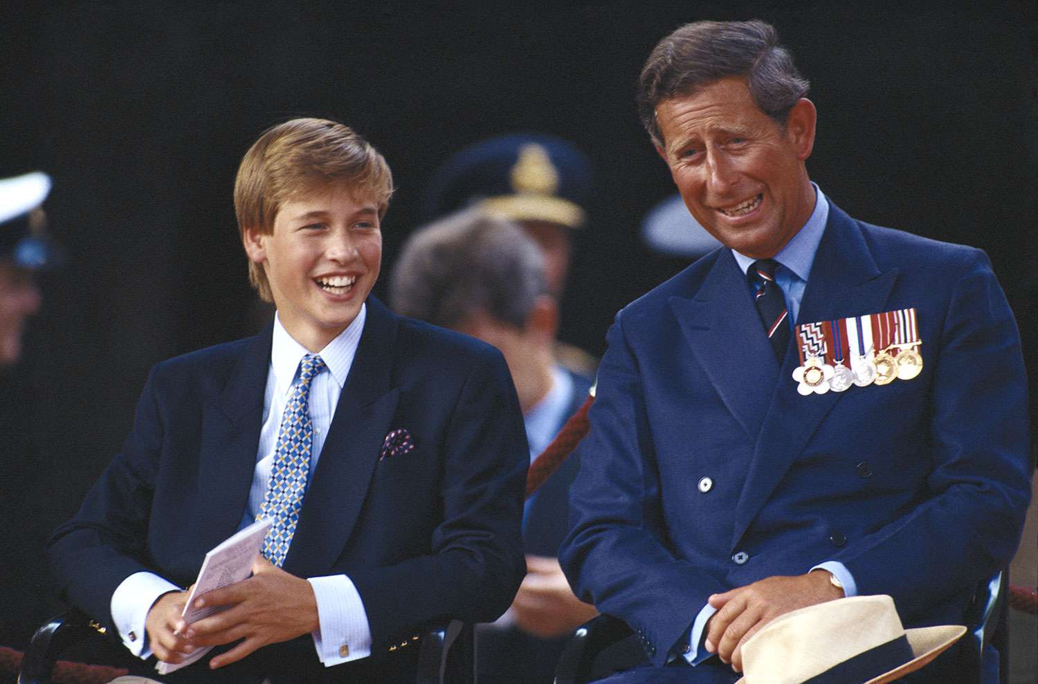 Prințul William și Regele Charles.