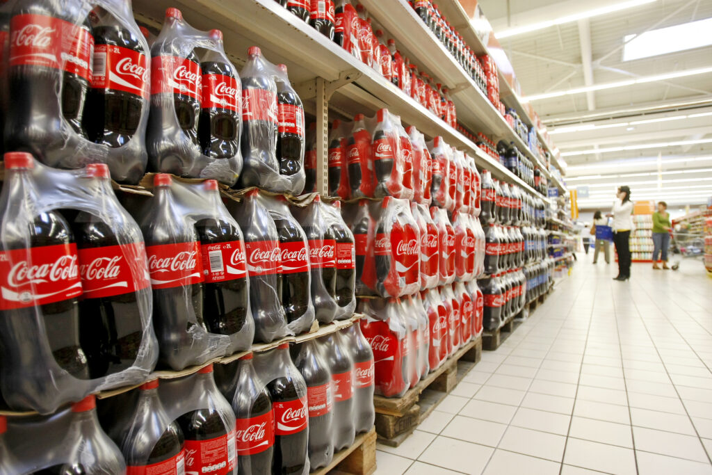 Danone și Coca-Cola vor fi obligate să reducă prețurile. De când se va aplica acest lucru