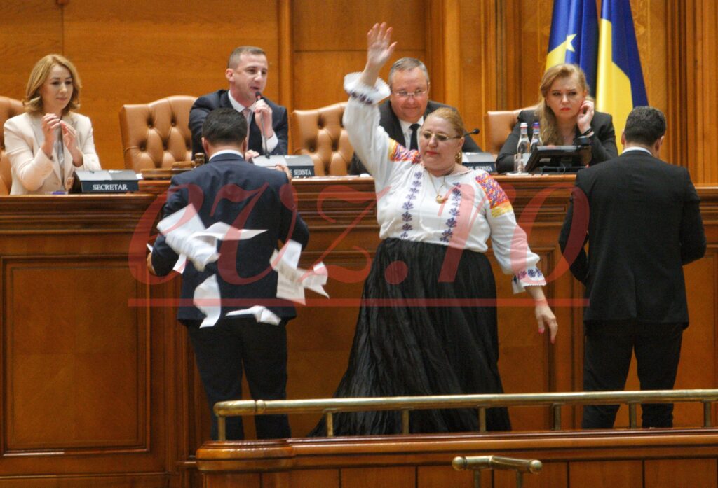 Diana Șoșoacă, implicată într-un nou scandal în Parlament. I-a smuls microfonul lui Simonis și s-a certat cu premierul Ciolacu