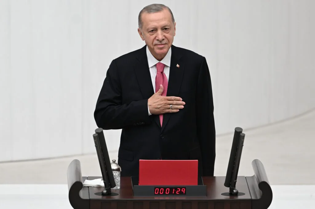Erdogan a depus jurământul și prezintă guvernul. La eveniment participă peste 31 de șefi de stat și de guvern. Șeful NATO este la Ankara