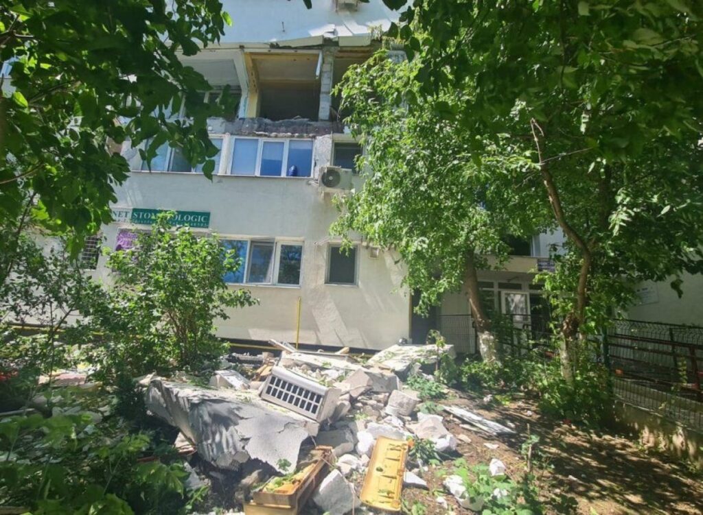 Explozie devastatoarea într-un bloc din București. Un bărbat a rămas prins sub o placă de beton