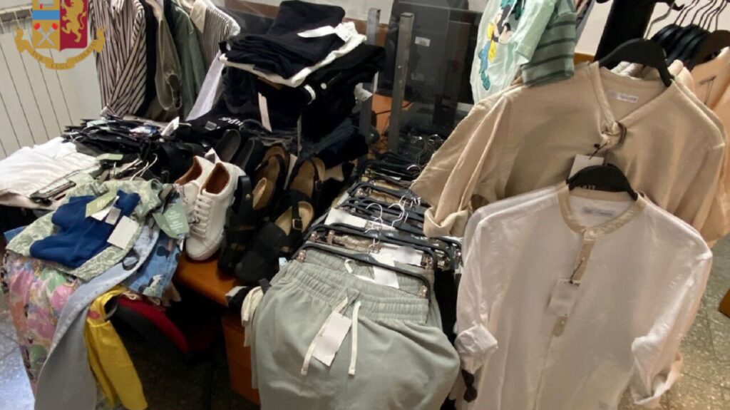 Hoții români au făcut prăpăd la un mall din Roma. Au furat sute de haine. Cum au păcălit sistemul de securitate