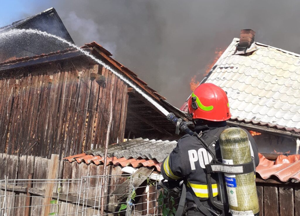 Pompierii au găsit zeci de mii de lei într-un hambar care a luat foc. Acolo își ascunseseră banii socrii unui primar din Cluj
