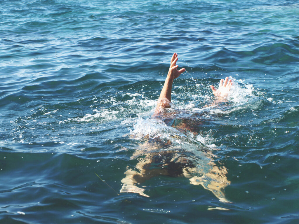 Un turist român a murit înecat pe o insulă din Grecia. Nu a ținut cont de avertismentele salvamarilor