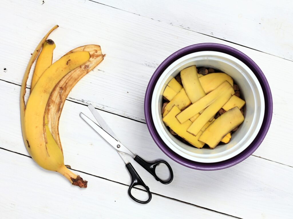 De ce să îngropi bananele în pământ. Fructul este benefic atât pentru sănătate, cât și pentru sol