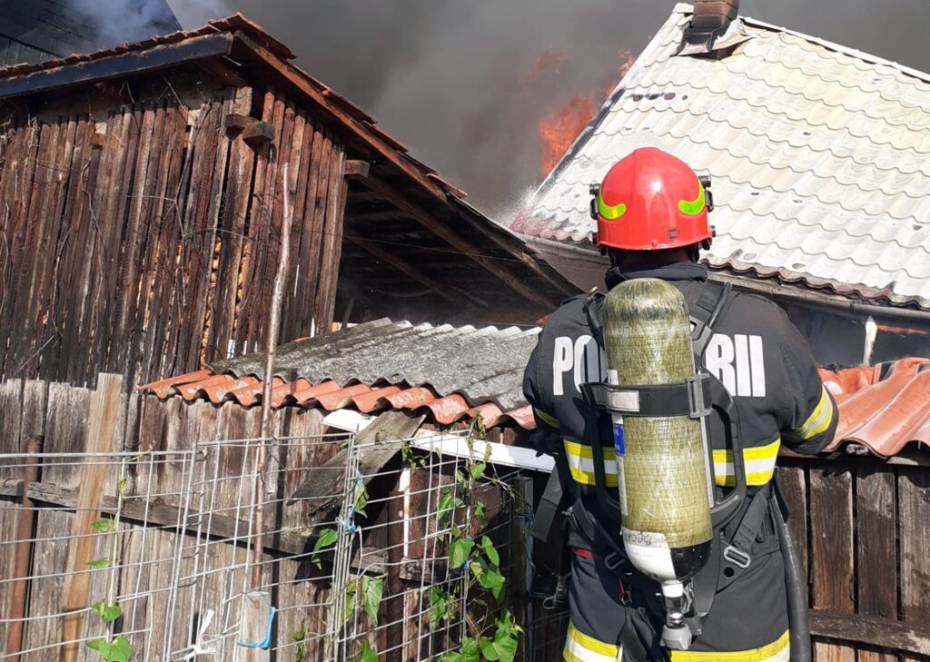 Pompierii din Cluj au găsit o mică avere într-un pătul de porumb, cuprins de flăcări. Martor: viceprimarul își căuta banii