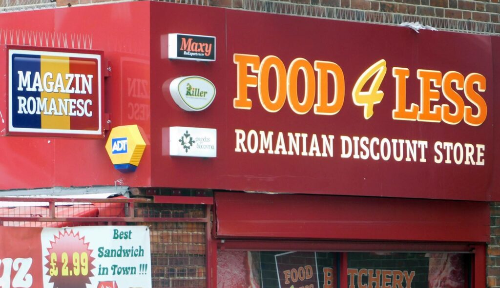 Românii din Marea Britanie importă sute de tone de roșii. Marile magazine au sectoare cu legume românești