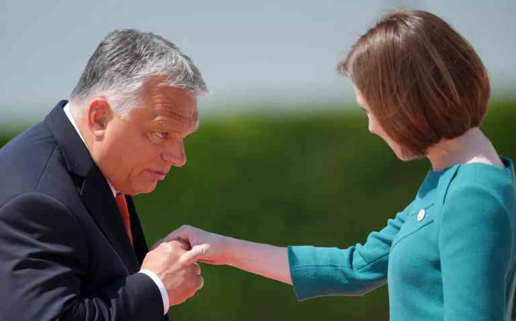 De ce a refuzat Maia Sandu ca Viktor Orban să-i pupe mâna. Video