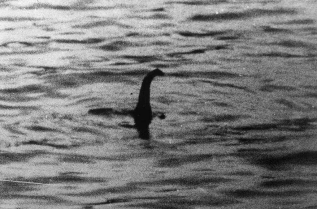 Legenda monstrului din Loch Ness. Multe dovezi au fost fabricate