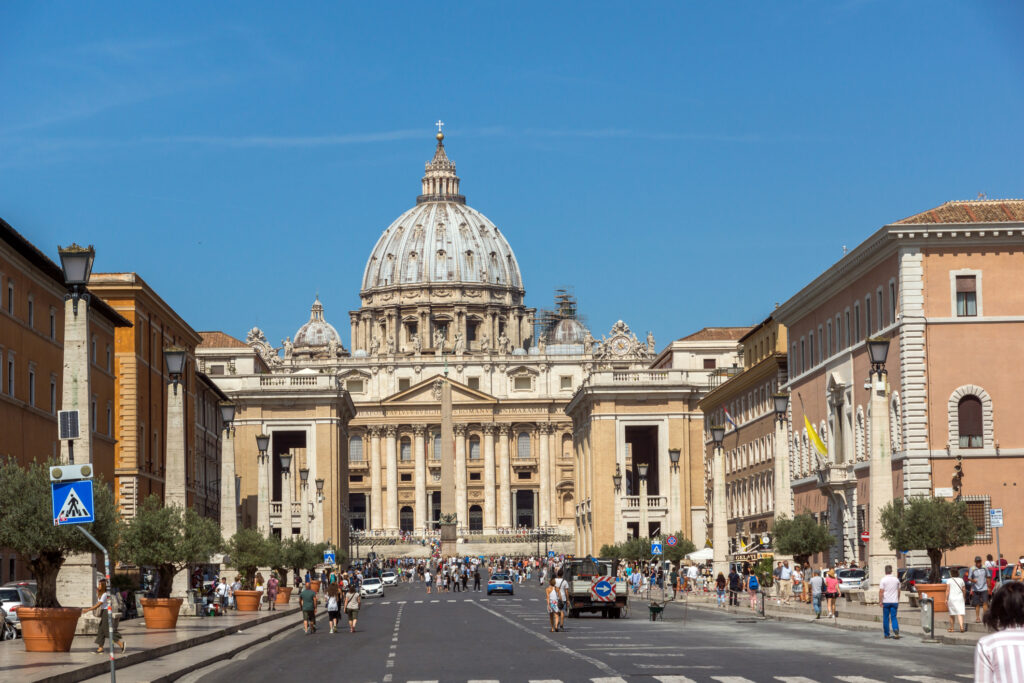 Un bărbat s-a urcat dezbrăcat pe altarul catedralei Sf. Petru din Vatican. Turiștilor nu le-a venit să creadă