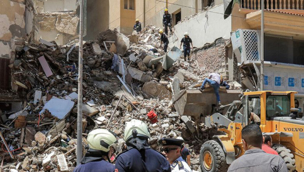 Tragedie în Egipt. O clădire cu 13 etaje s-a prăbușit. Echipele de urgență au intervenit pentru salvarea persoanelor din interior