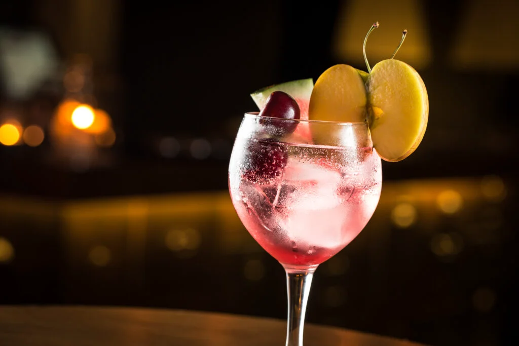 Rețete de cocktailuri cu gin și fructe. Sunt perfecte pentru zilele călduroase de vară