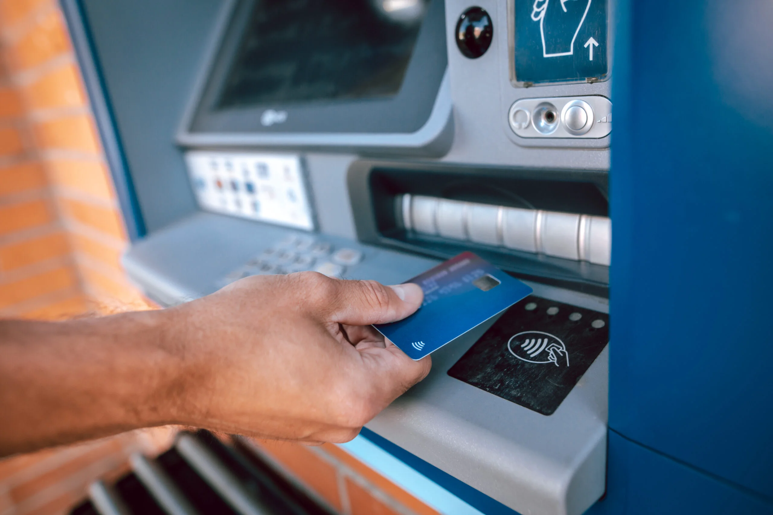 Numărul de bancomate, în scădere în fața ascensiunii plăților electronice