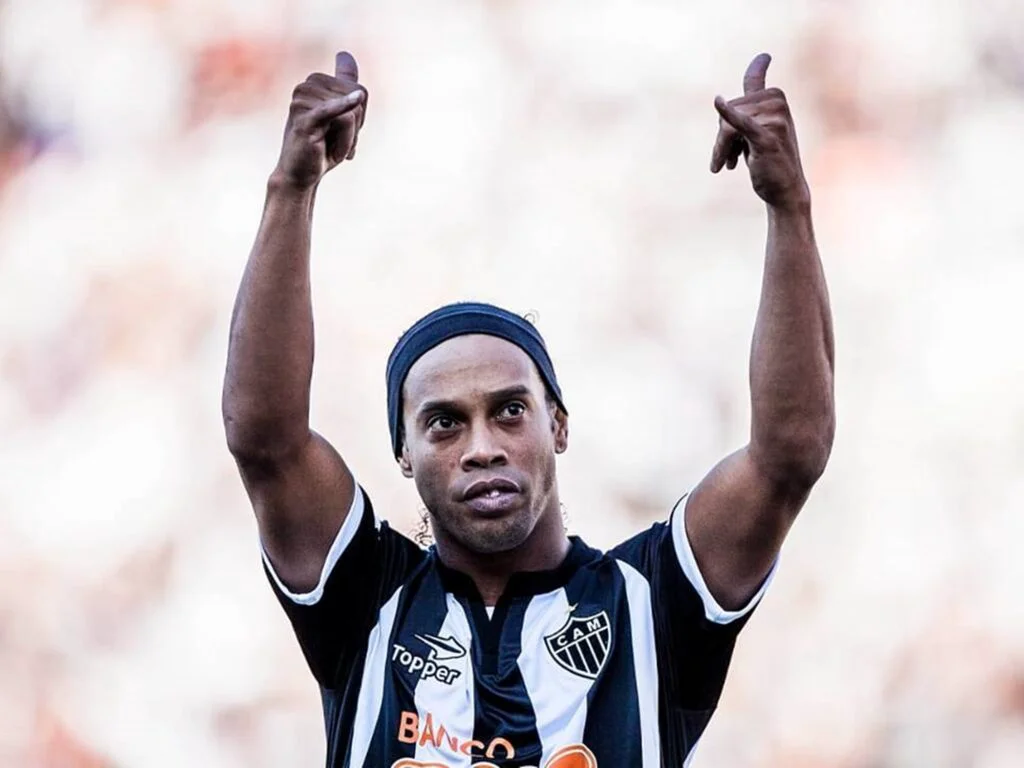 Cum s-a plimbat fostul star Ronaldinho prin București, și nu a fost recunoscut de nimeni. Povestea a ieșit la iveală