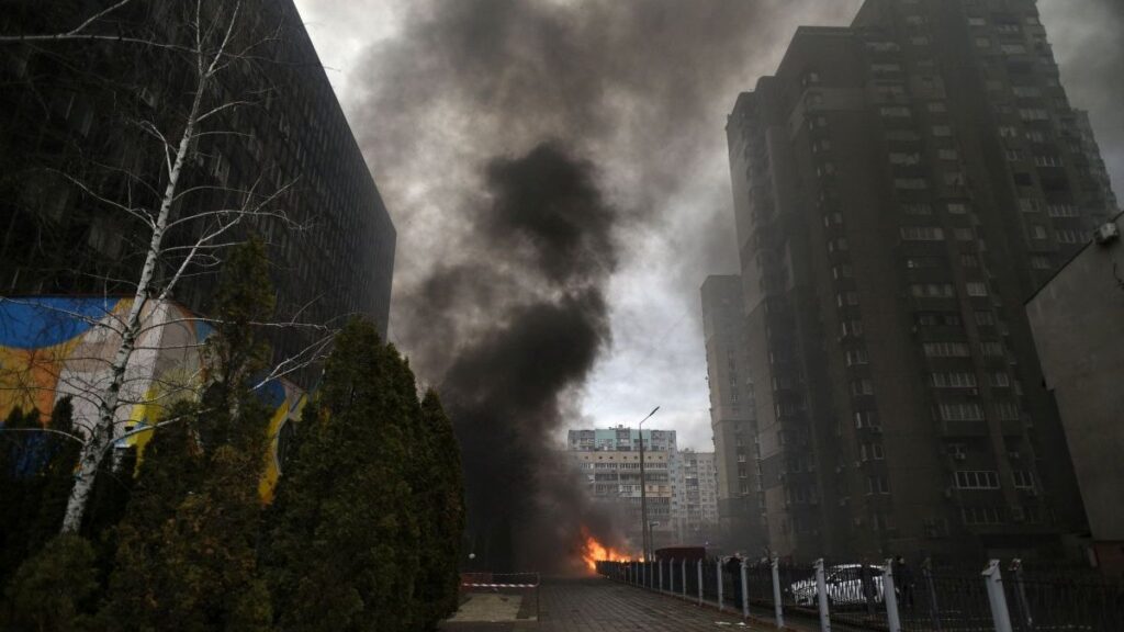 Ruşii au atacat din nou Kievul cu rachete. Sunt morţi şi răniţi