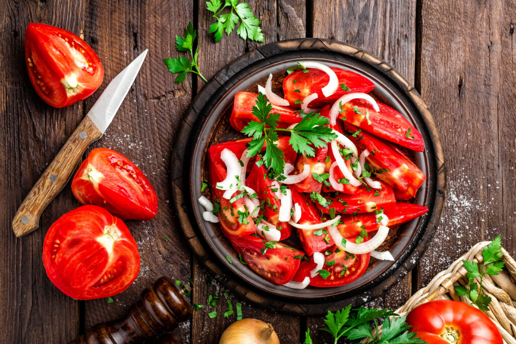 Cea mai bună salată de roșii. Rețeta lui Radu Anton Roman este perfectă pentru zilele caniculare de vară