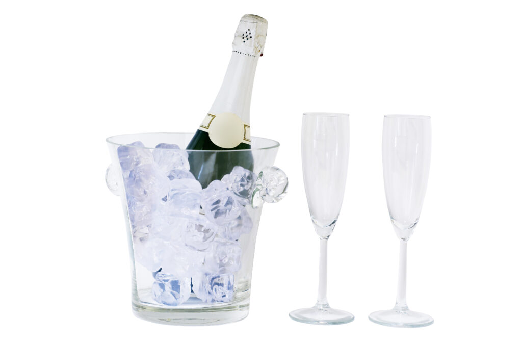 Nu te teme să adaugi gheață în șampanie sau în rosé! Francezii ne recomandă La Piscine de Champagne