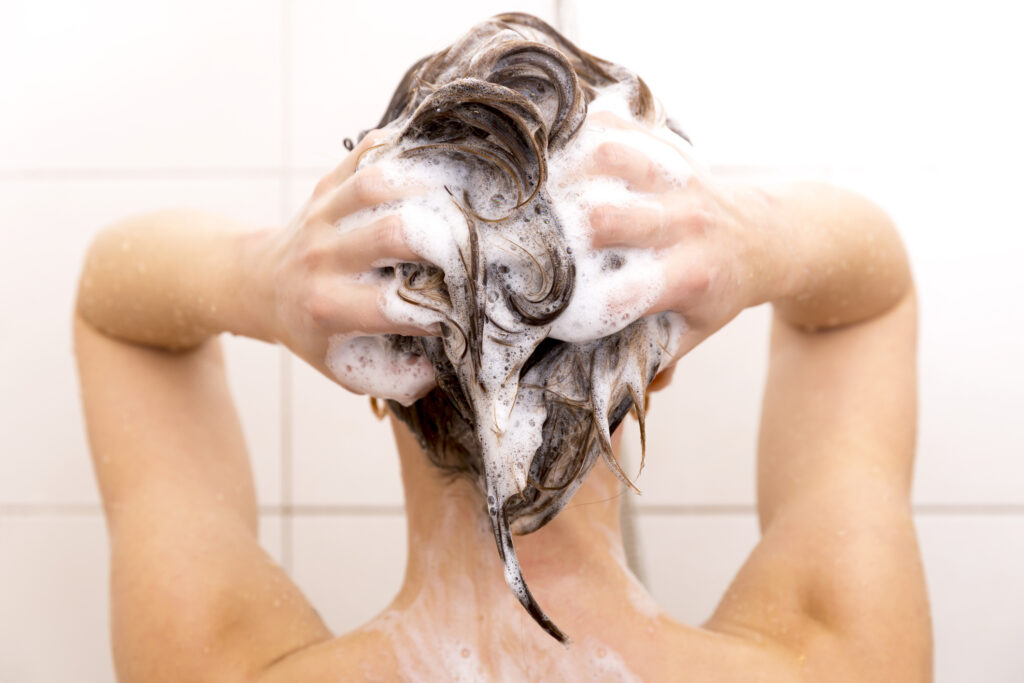 Unele șampoane conțin o substanță cancerigenă. Cât de des ar trebui să ne spălăm pe cap. Studiu