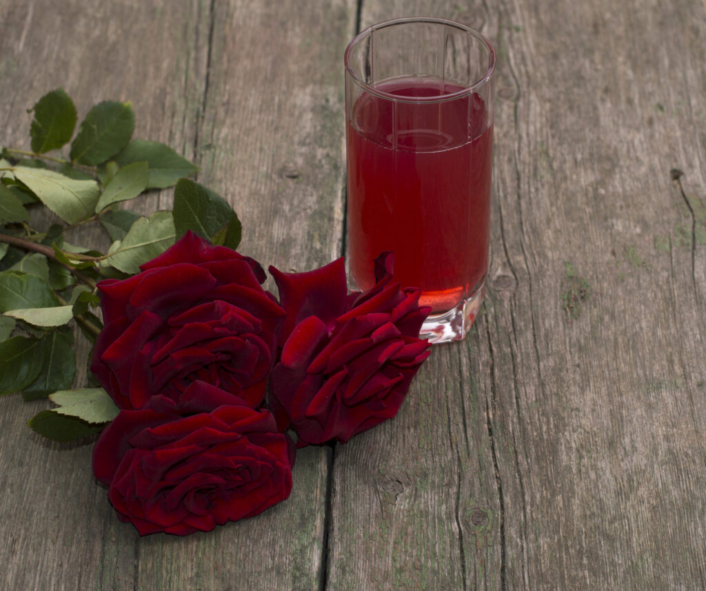 Rețeta tradițională a Trandafiratei, așa cum o preparau bunicii. Toate aromele copilăriei într-un pahar