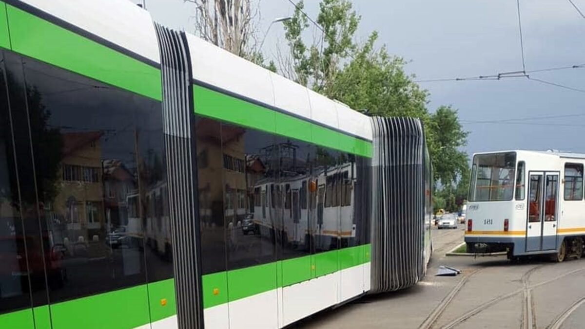 Filmarea cu deraierea tramvaiului Imperio, pe un traseu din București. Primarul general Nicușor Dan a vorbit despre o întâmplare ciudată