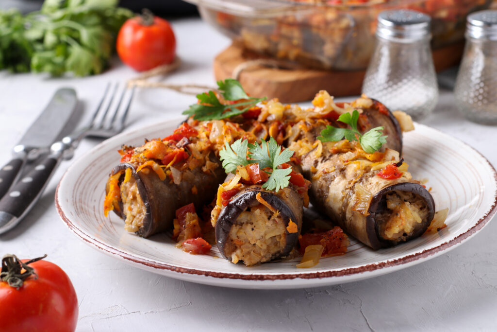Rulouri de vinete cu carne și sos de roșii. O rețetă sănătoasă, inspirată din bucătăria turcească