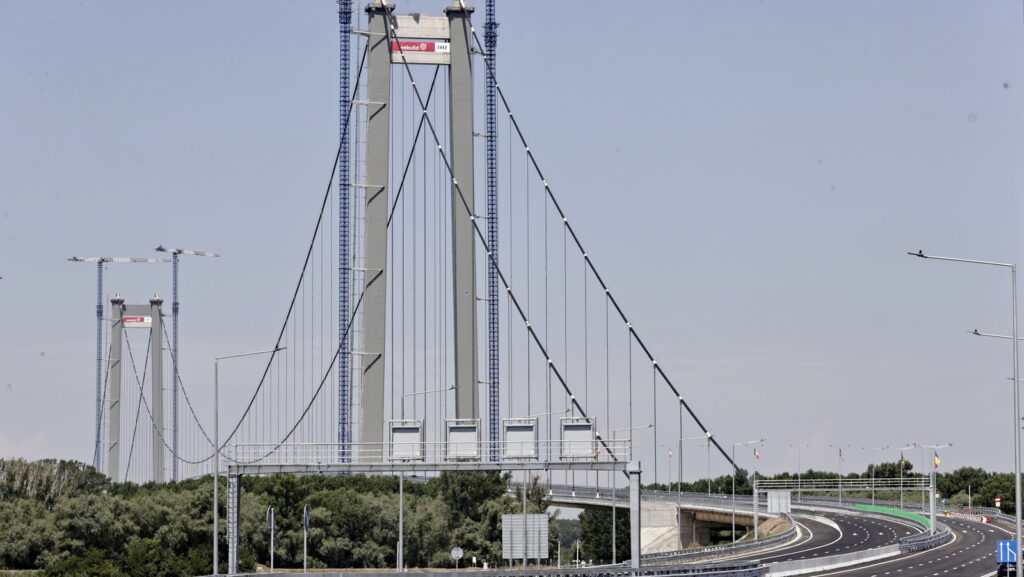 Podul de la Brăila, subiect de glume. Nu există riscul să cădeți în Dunăre