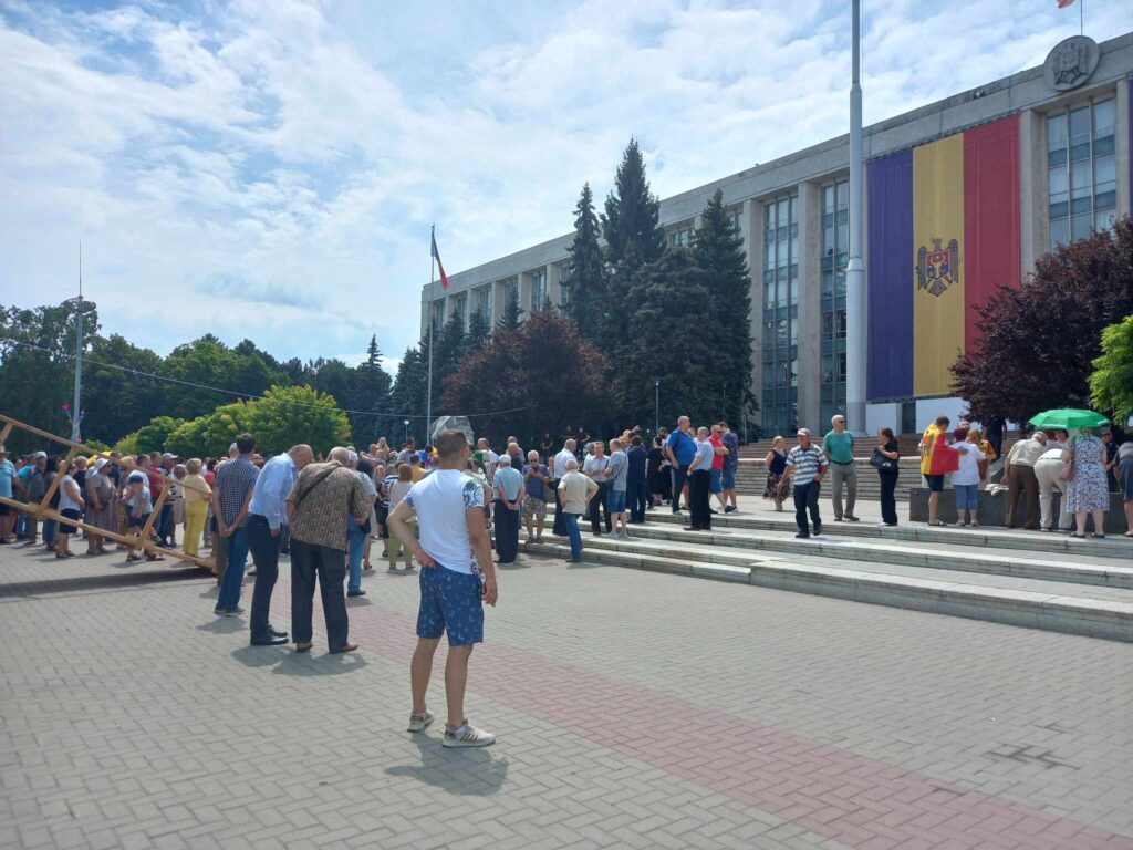 Protest la Chişinău pentru susţinerea medicului pus la zid. I-a cerut unei paciente să salute în română