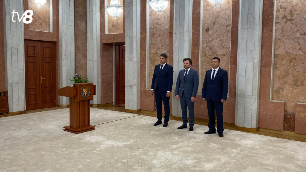Noii miniştri din Guvernul de  la Chişinău au depus jurământul. Cine face parte din Executiv