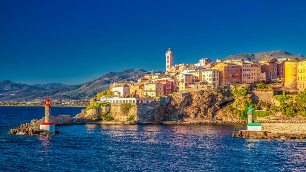 Insula Corsica va deveni autonomă. Hotărârea lui Emmanuel Macron