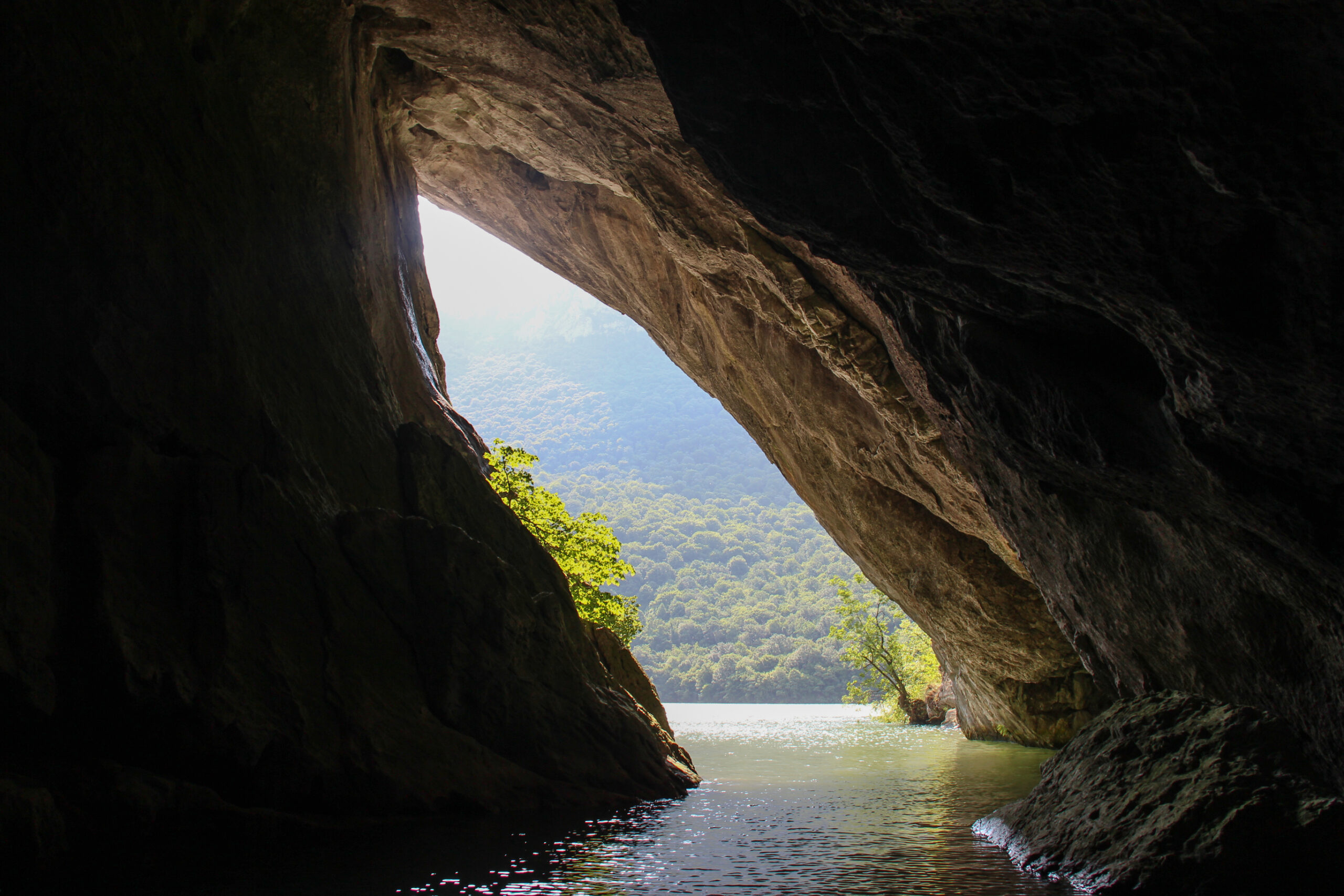 Plimbare cu barca în Peștera Ponicova