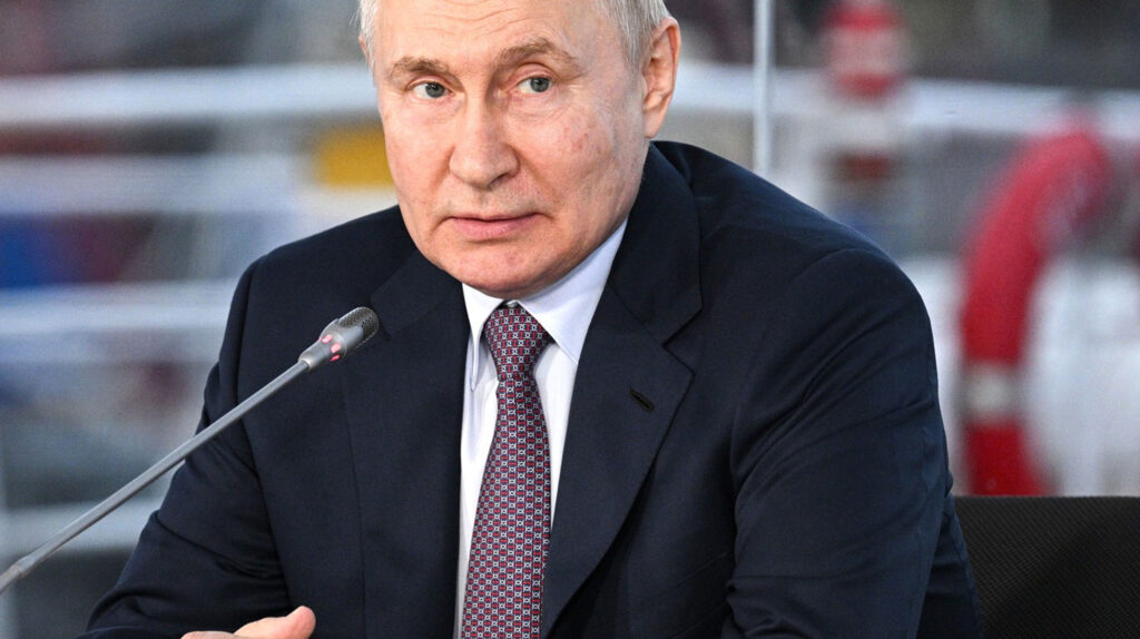 Vladimir Putin își elimină opozanții. Fost premier rus declarat agent străin