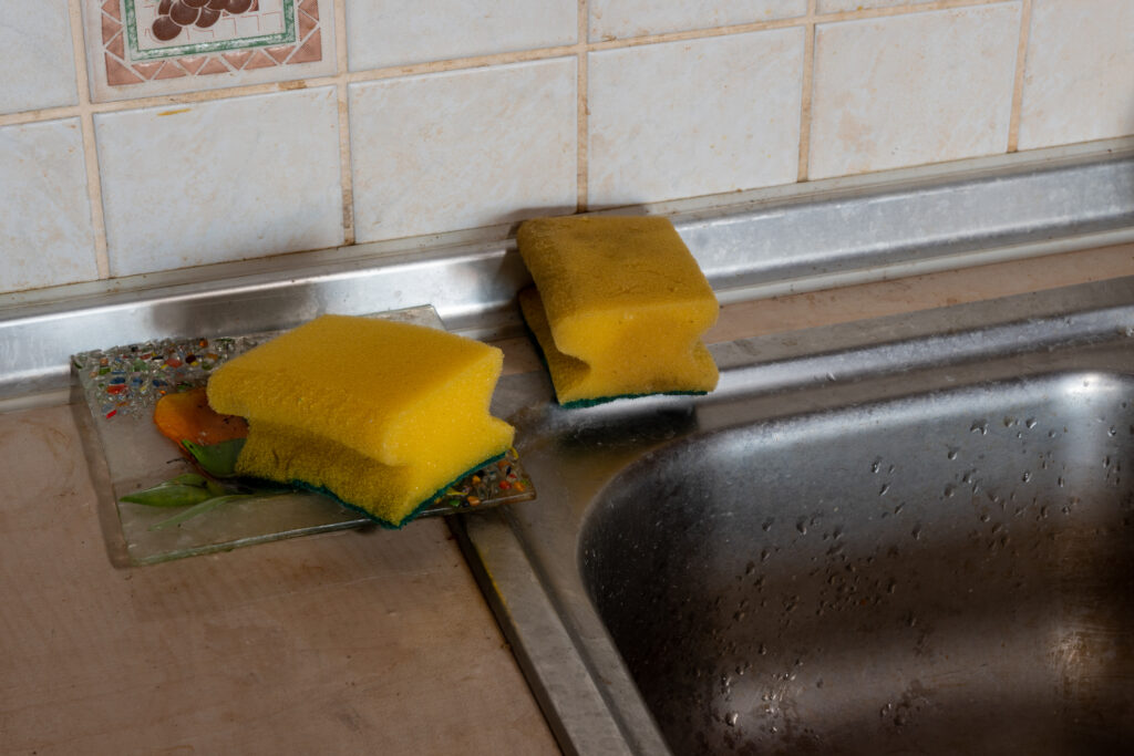 Cea mai simplă metodă pentru curățarea bureților de bucătărie