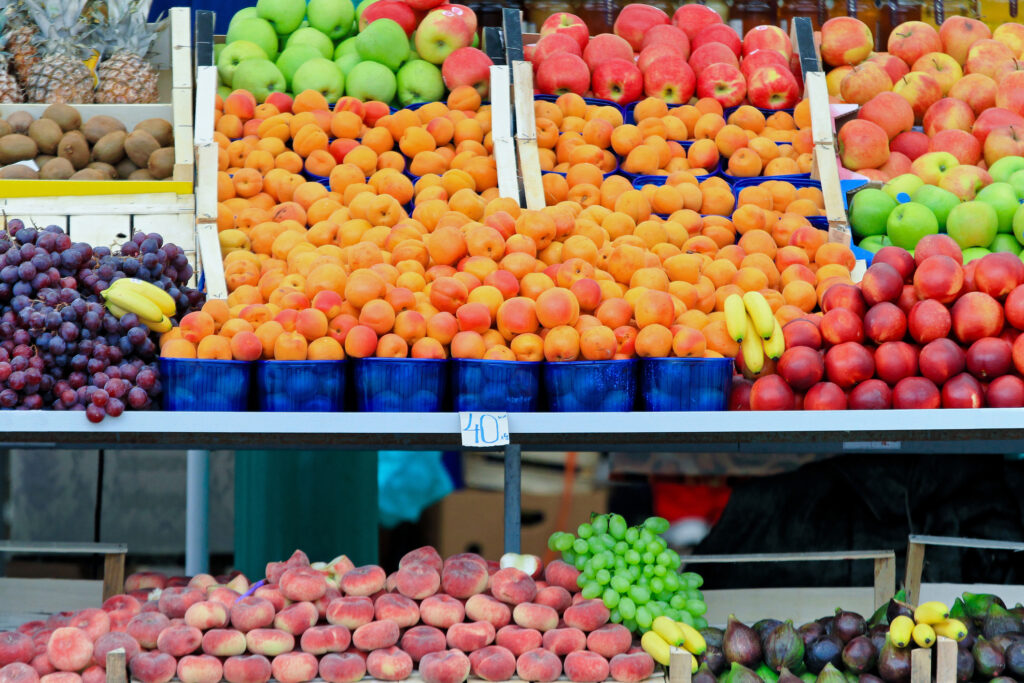 Topul fructelor contaminate cu pesticide. Cum să alegem corect fructele de sezon