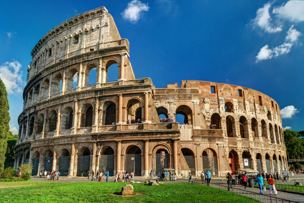 Doi turiști au făcut surf prin Veneția, altul și-a scris numele pe Colosseum