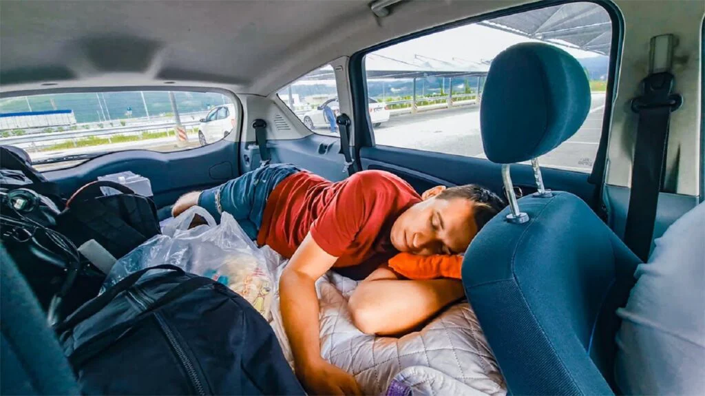 Este permis sau nu să dormi în mașină? Regulile pe care trebuie să le știe șoferii