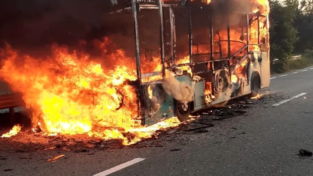 34 de oameni, arşi de vii într-un accident de maşină din Algeria