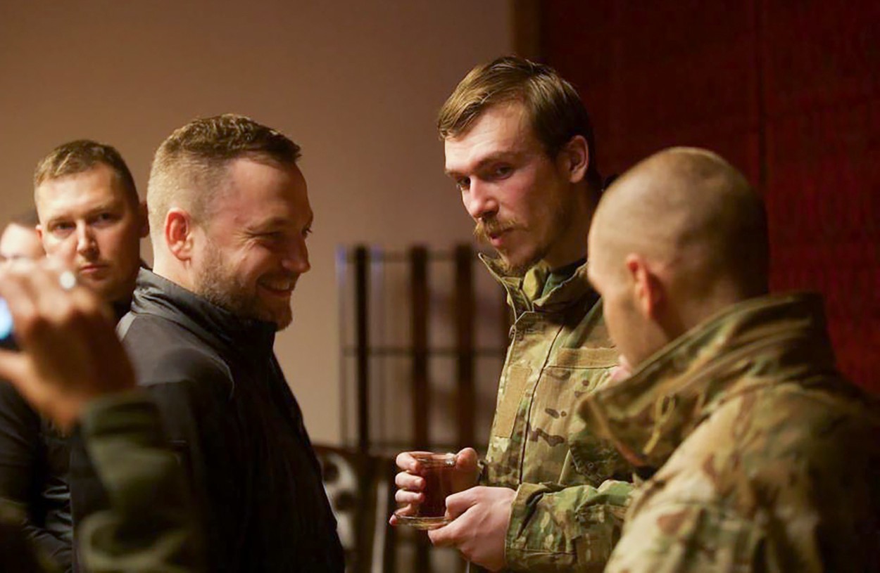 In this photo provided by the Ukrainian Interior Ministry Press Office, Ukrainian Interior Minister Denys Monastyrsky, second left, talks with Azov regiment commander Denys Prokopenko, second right, who was released in a prisoner exchange between Russia and Ukraine, in Chernyhiv, Ukraine, late Wednesday, Sept. 21, 2022.,Image: 724991720, License: Rights-managed, Restrictions: This content is intended for editorial use only. For other uses, additional clearances may be required.<br />Handout - Government Produced<br />
AP PROVIDES ACCESS TO THIS PUBLICLY DISTRIBUTED HANDOUT PHOTO PROVIDED BY UKRAINIAN INTERIOR MINISTRY PRESS OFFICE<br />
MANDATORY CREDIT., Model Release: no, Credit line: Ukrainian Interior Ministry Press Office / AP / Profimedia
