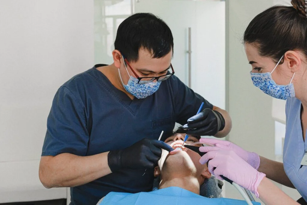 Implant dentar prin tehnica All-on-4: O soluție eficientă în cazul edentației totale