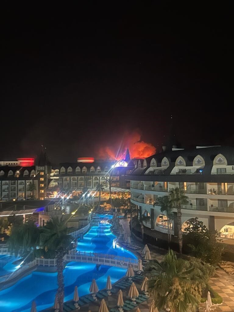 Ultima oră! Puternic incendiu de pădure lângă o stațiune turistică din Antalya