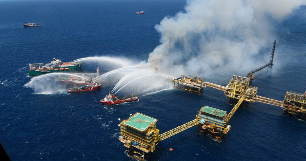 Incendiu puternic la o platformă petrolieră. S-ar putea produce o catastrofă ecologică