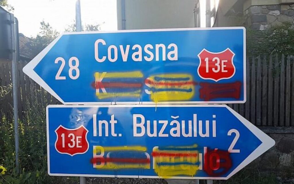 Indicatoare bilingve, vandalizate la Întorsura Buzăului. Ce spune Prefectura Covasna