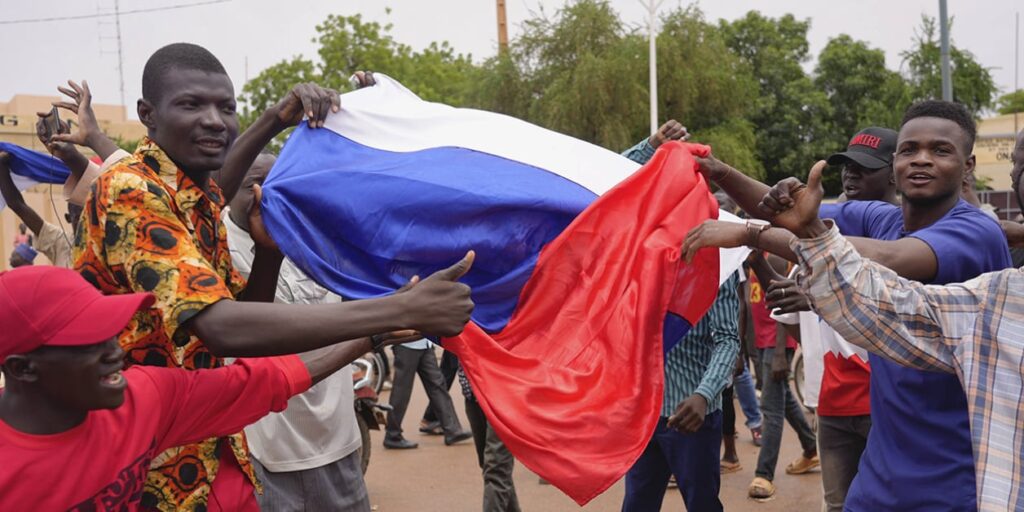 Violenţe în faţa ambasadei Franţei din Niger, după demiterea președintelui