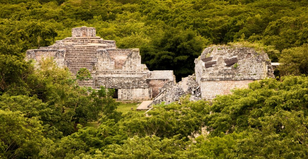 Oraș mayaș, descoperit de arheologi în jungla Peninsulei Yucatán. Are o vechime de peste o mie de ani
