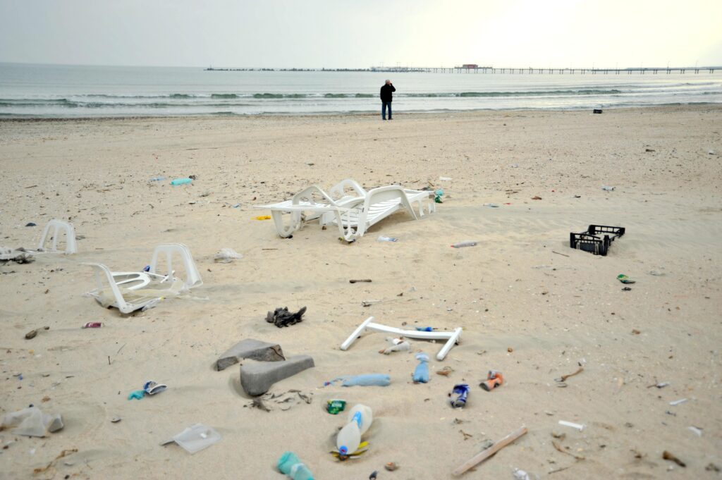 Turiștii, dezamăgiți de plajele de pe litoralul românesc. Nici gunoaiele nu sunt strânse