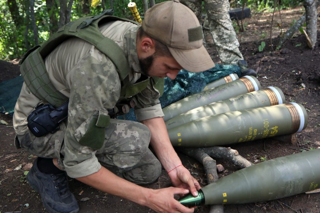 Europa nu poate furniza Ucrainei cantitatea necesară de arme şi muniţii
