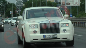 Ion Țiriac cu Rolls Royce-ul la ieșirea de la muncă