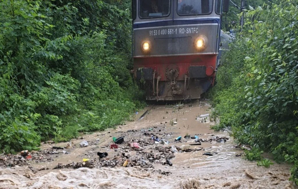Tren de călători, blocat de o alunecare de teren în Suceava