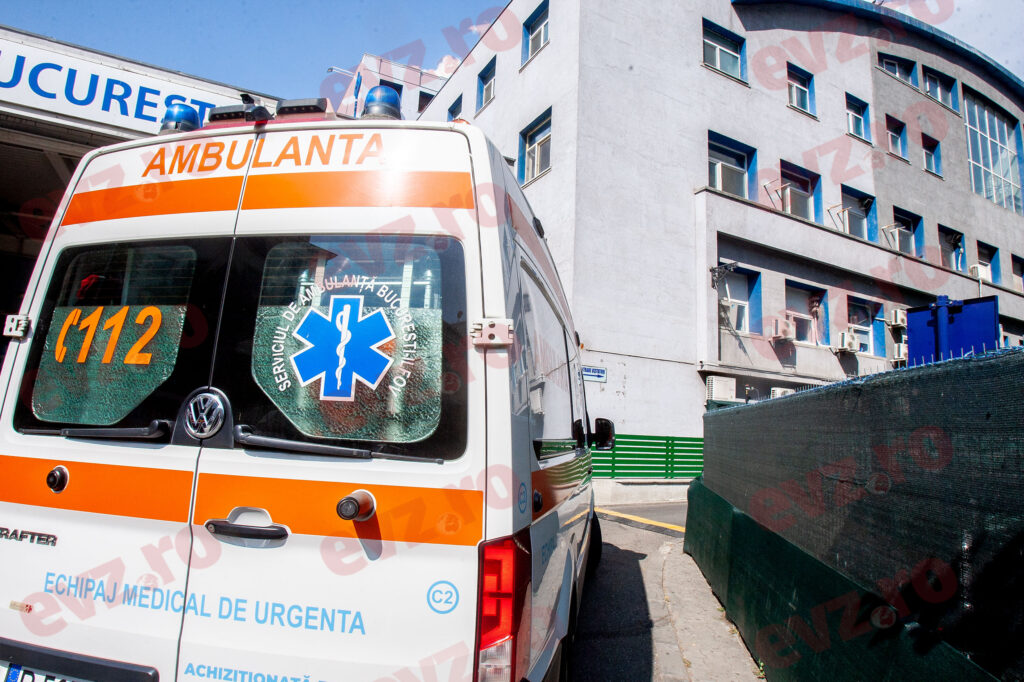 A luat foc o ambulanță în faţa Spitalului Județean Constanţa. Foto