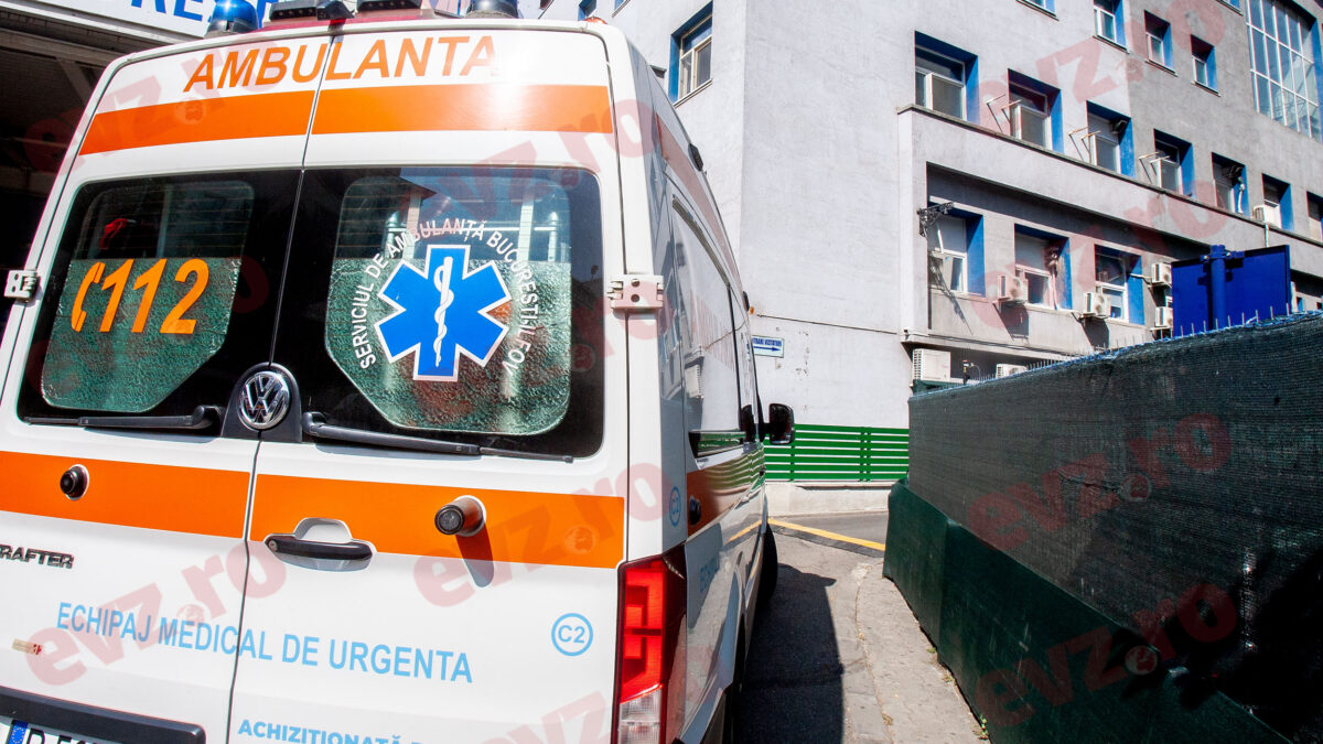 A luat foc o ambulanță în faţa Spitalului Județean Constanţa. Foto