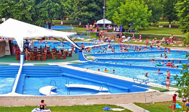 Băile 1 Mai, Bihor, piscină, turiști, vacanță